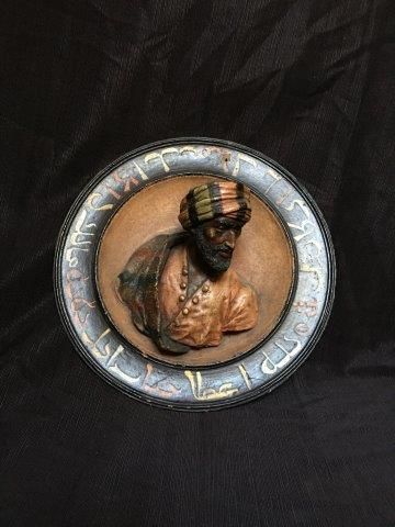 null Ensemble de deux plats centrés de bustes d'arabes
Plâtre peint
D. 34,5 cm